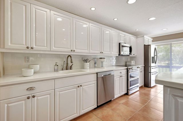 6890 Willow Wood Drive 206, Boca Raton, FL 33434