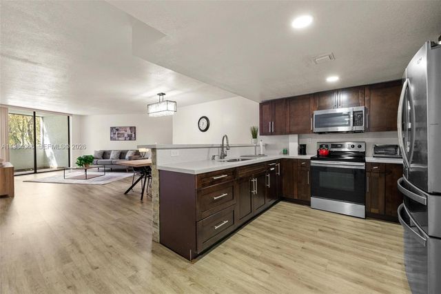 10852 N Kendall Drive 317, Miami, FL 33176