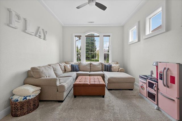 2946 Roberts Avenue, Clovis, CA 93611