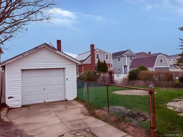 435 Beach 124 Street, Rockaway Park, NY 11694