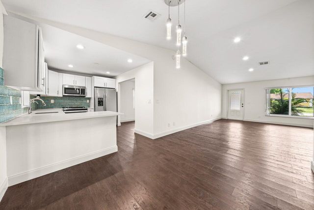 638 SW 4th Avenue, Boynton Beach, FL 33426