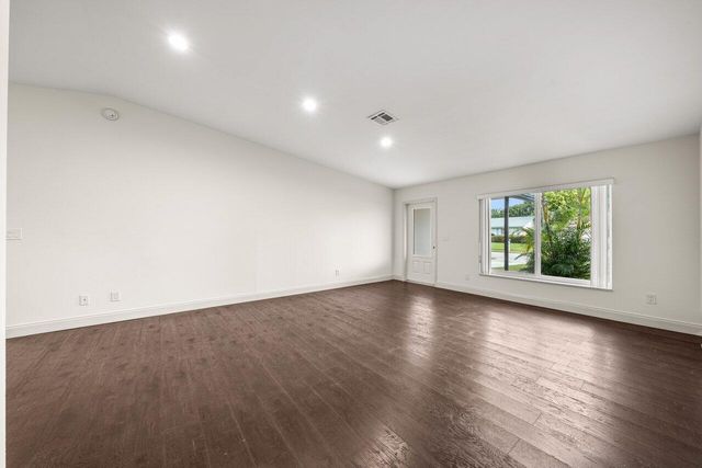 638 SW 4th Avenue, Boynton Beach, FL 33426