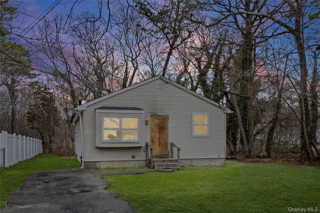 85 Norfleet Lane, Coram, NY 11727