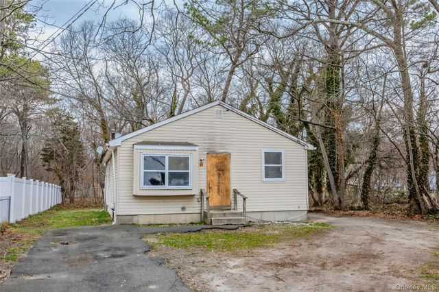 85 Norfleet Lane, Coram, NY 11727