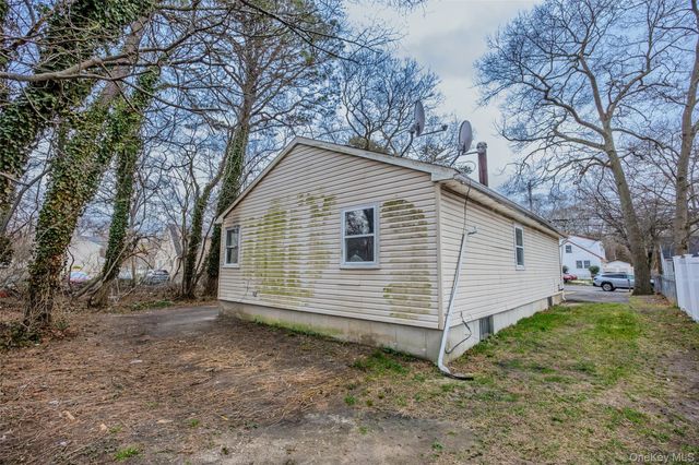 85 Norfleet Lane, Coram, NY 11727