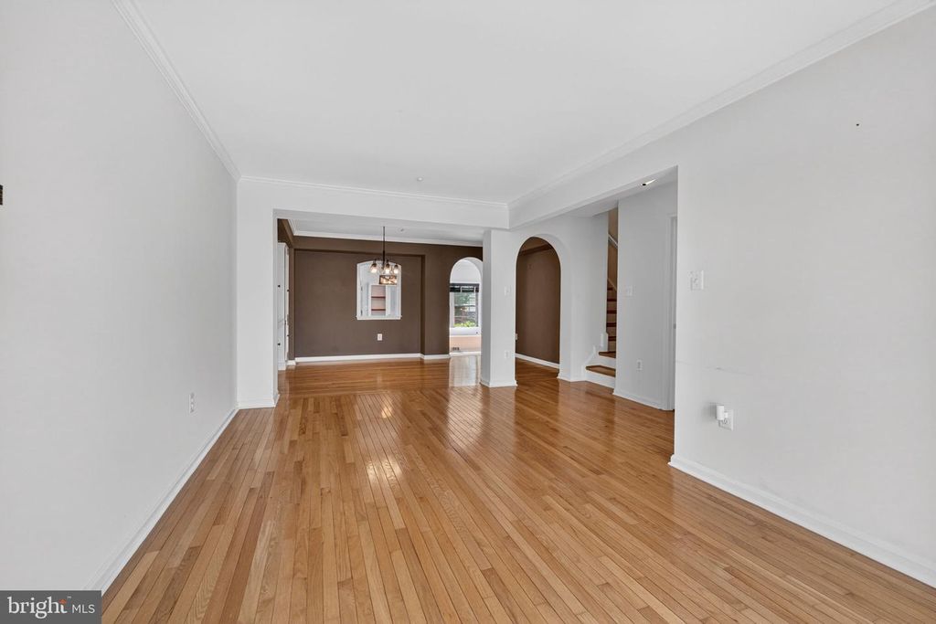 Image 10 of property listing at 2213 LAMP POST LN, Frederick, MD 21701