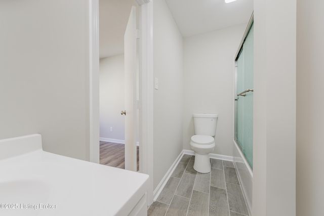 412 Ledgeview Park Dr, Louisville, KY 40206