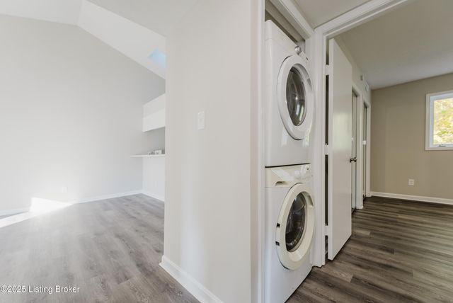 412 Ledgeview Park Dr, Louisville, KY 40206