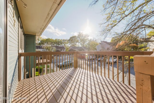 412 Ledgeview Park Dr, Louisville, KY 40206