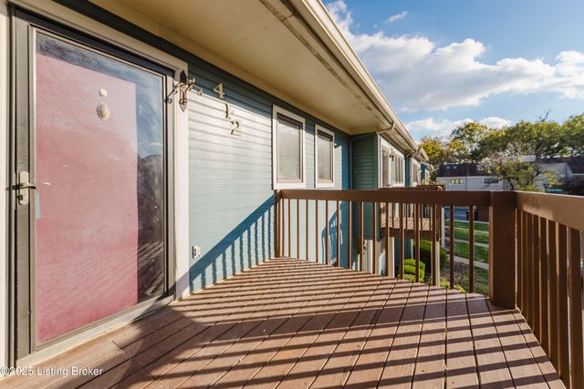 412 Ledgeview Park Dr, Louisville, KY 40206