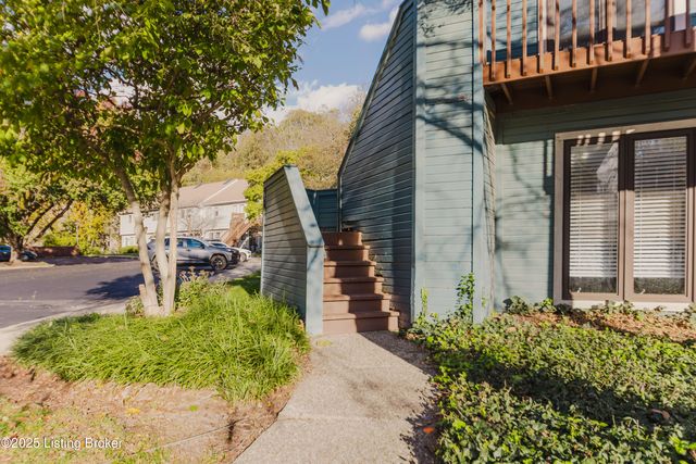 412 Ledgeview Park Dr, Louisville, KY 40206