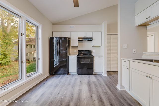 412 Ledgeview Park Dr, Louisville, KY 40206