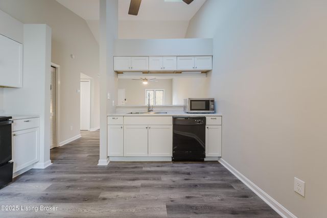 412 Ledgeview Park Dr, Louisville, KY 40206