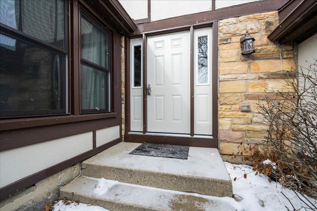 63 White Oak Circle 63, St. Charles, IL 60174