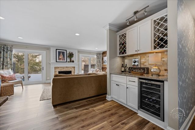 63 White Oak Circle 63, St. Charles, IL 60174