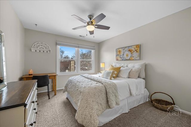 63 White Oak Circle 63, St. Charles, IL 60174