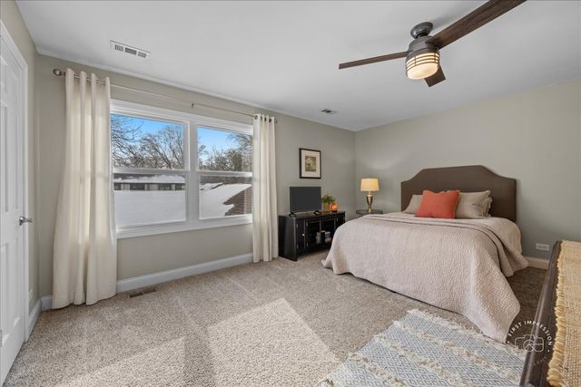 63 White Oak Circle 63, St. Charles, IL 60174