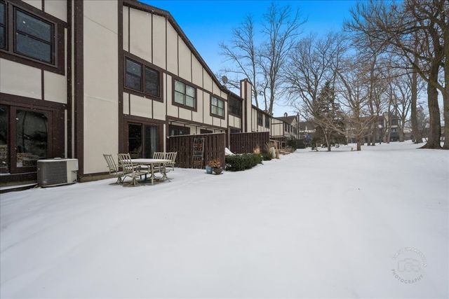 63 White Oak Circle 63, St. Charles, IL 60174