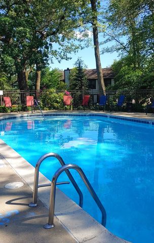 63 White Oak Circle 63, St. Charles, IL 60174