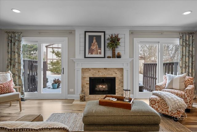 63 White Oak Circle 63, St. Charles, IL 60174