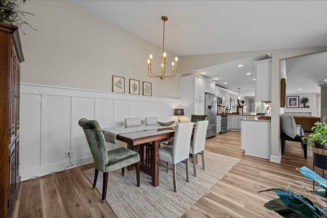 63 White Oak Circle 63, St. Charles, IL 60174