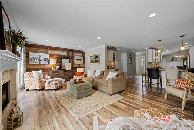 63 White Oak Circle 63, St. Charles, IL 60174