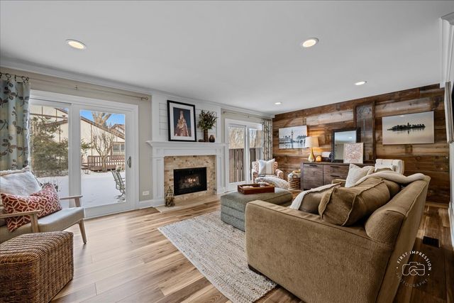 63 White Oak Circle 63, St. Charles, IL 60174