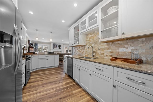 63 White Oak Circle 63, St. Charles, IL 60174