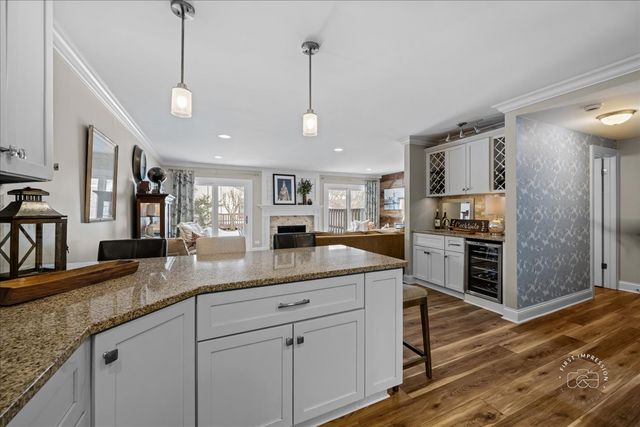 63 White Oak Circle 63, St. Charles, IL 60174