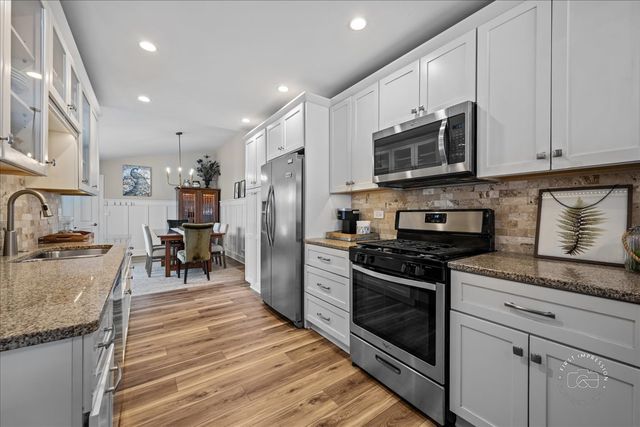 63 White Oak Circle 63, St. Charles, IL 60174