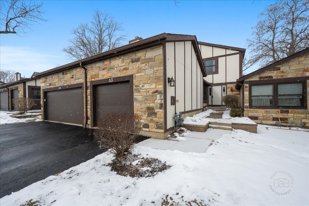 63 White Oak Circle 63, St. Charles, IL 60174