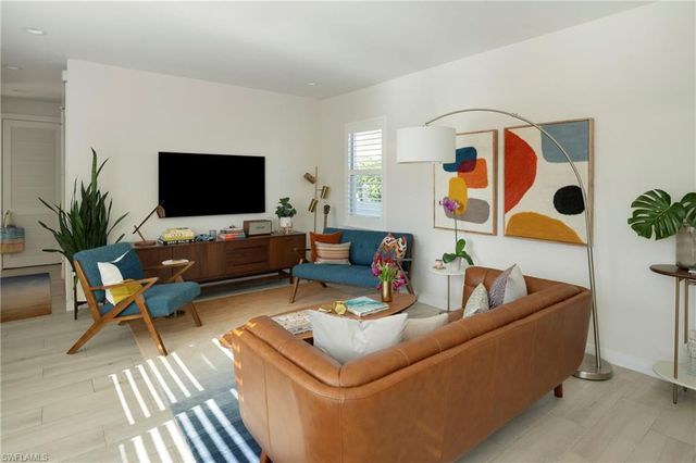 10042 Vanderbilt DR, Naples, FL 34108