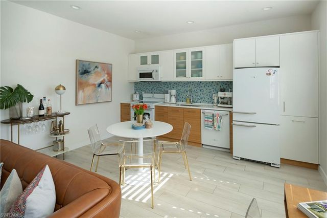 10042 Vanderbilt DR, Naples, FL 34108