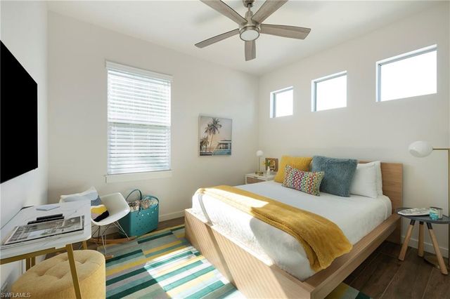 10042 Vanderbilt DR, Naples, FL 34108