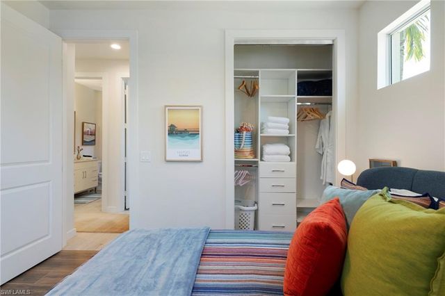 10042 Vanderbilt DR, Naples, FL 34108