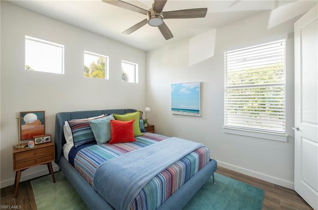 10042 Vanderbilt DR, Naples, FL 34108