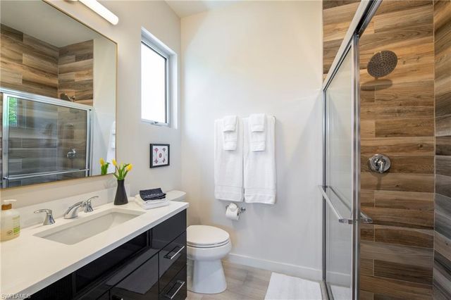 10042 Vanderbilt DR, Naples, FL 34108