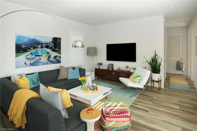 10042 Vanderbilt DR, Naples, FL 34108