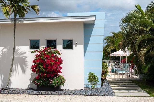 10042 Vanderbilt DR, Naples, FL 34108