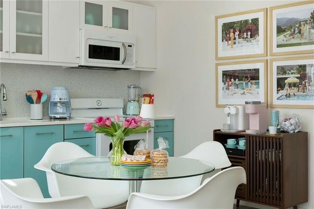 10042 Vanderbilt DR, Naples, FL 34108