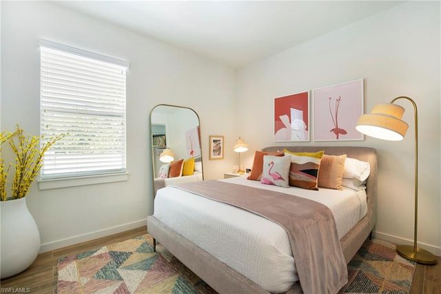 10042 Vanderbilt DR, Naples, FL 34108