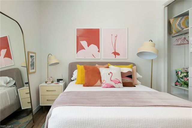 10042 Vanderbilt DR, Naples, FL 34108