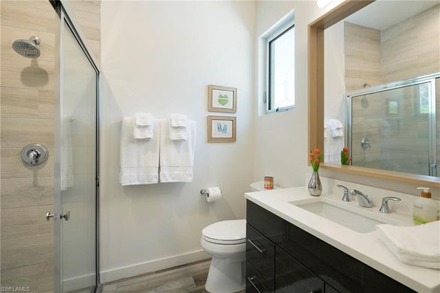 10042 Vanderbilt DR, Naples, FL 34108