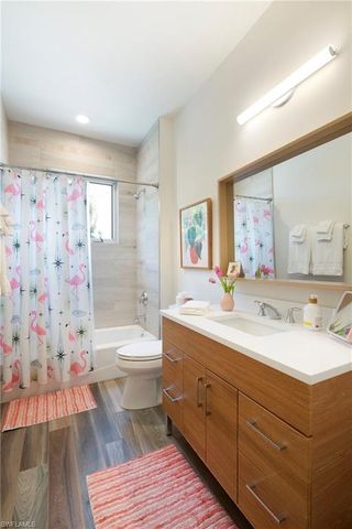 10042 Vanderbilt DR, Naples, FL 34108