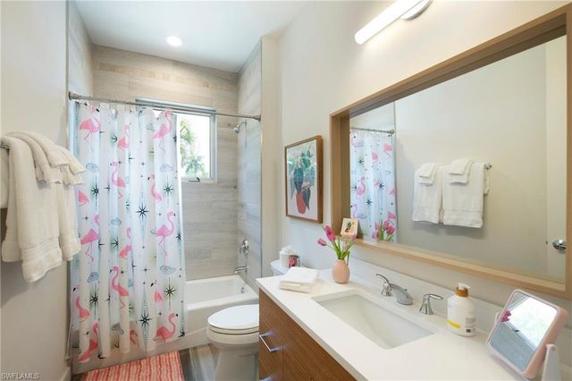 10042 Vanderbilt DR, Naples, FL 34108