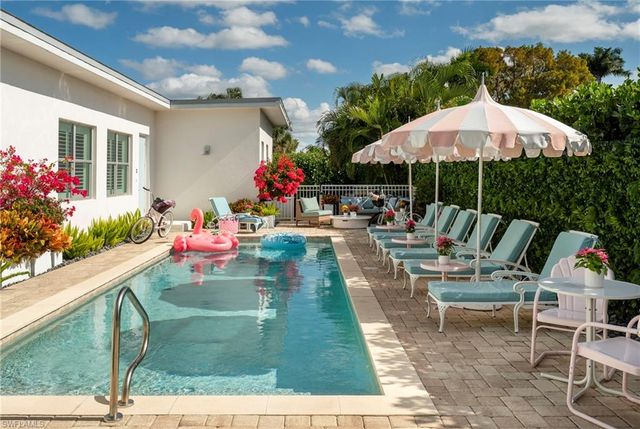 10042 Vanderbilt DR, Naples, FL 34108