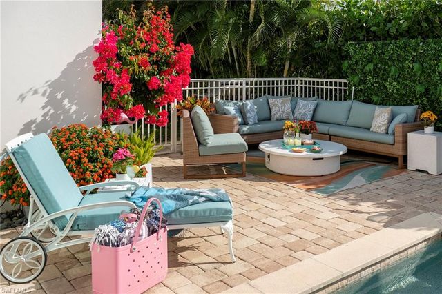 10042 Vanderbilt DR, Naples, FL 34108