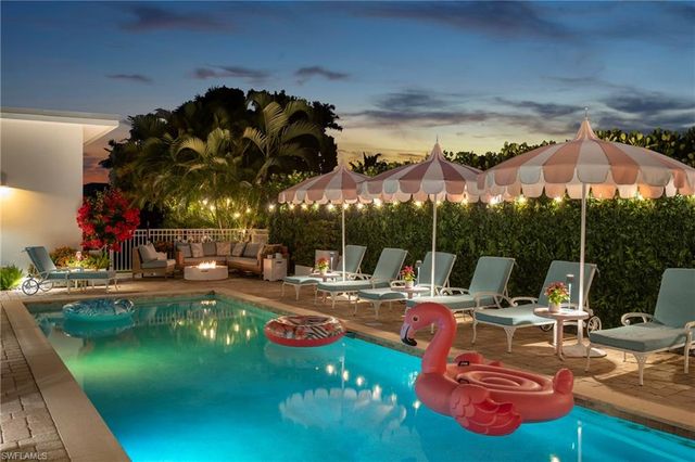 10042 Vanderbilt DR, Naples, FL 34108