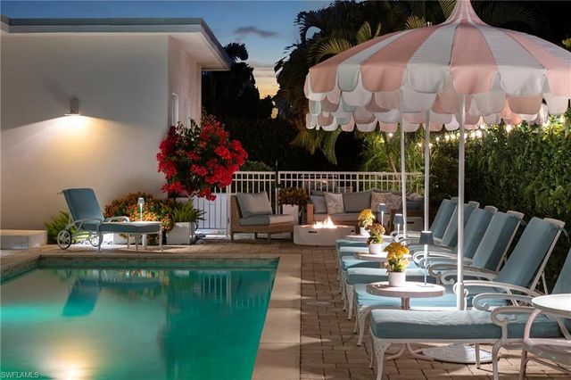 10042 Vanderbilt DR, Naples, FL 34108