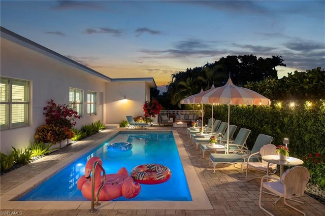 10042 Vanderbilt DR, Naples, FL 34108